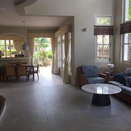 Baan Dhewaran Beachfront Villa На Джомтиен Екстериор снимка