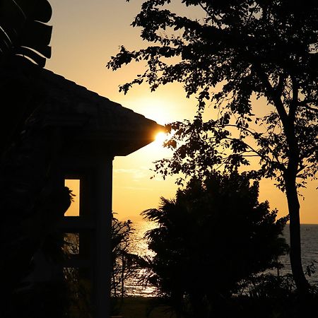 Baan Dhewaran Beachfront Villa На Джомтиен Екстериор снимка