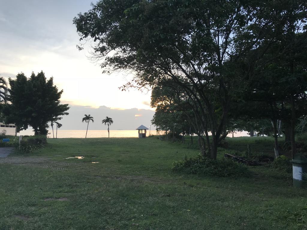 Baan Dhewaran Beachfront Villa На Джомтиен Екстериор снимка
