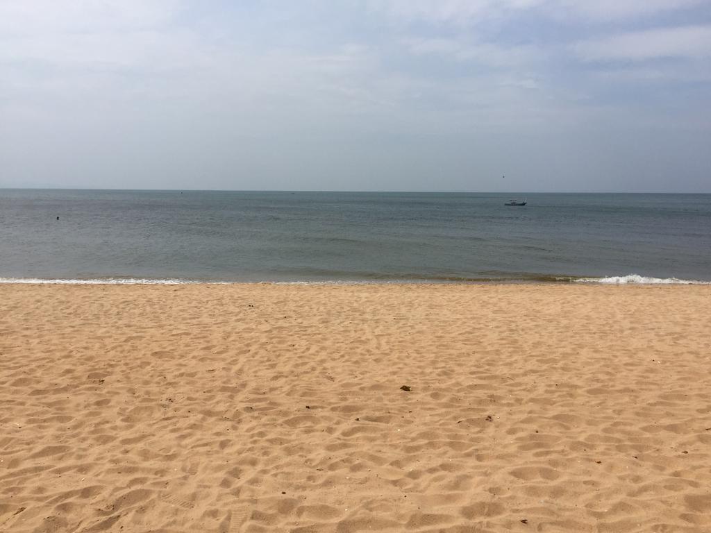 Baan Dhewaran Beachfront Villa На Джомтиен Екстериор снимка