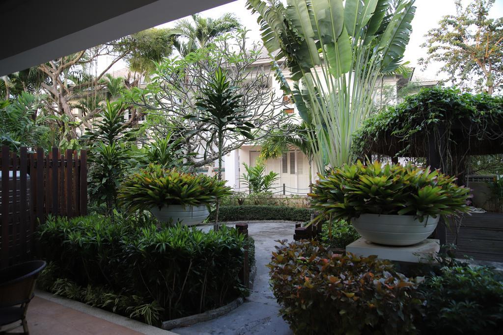 Baan Dhewaran Beachfront Villa На Джомтиен Екстериор снимка