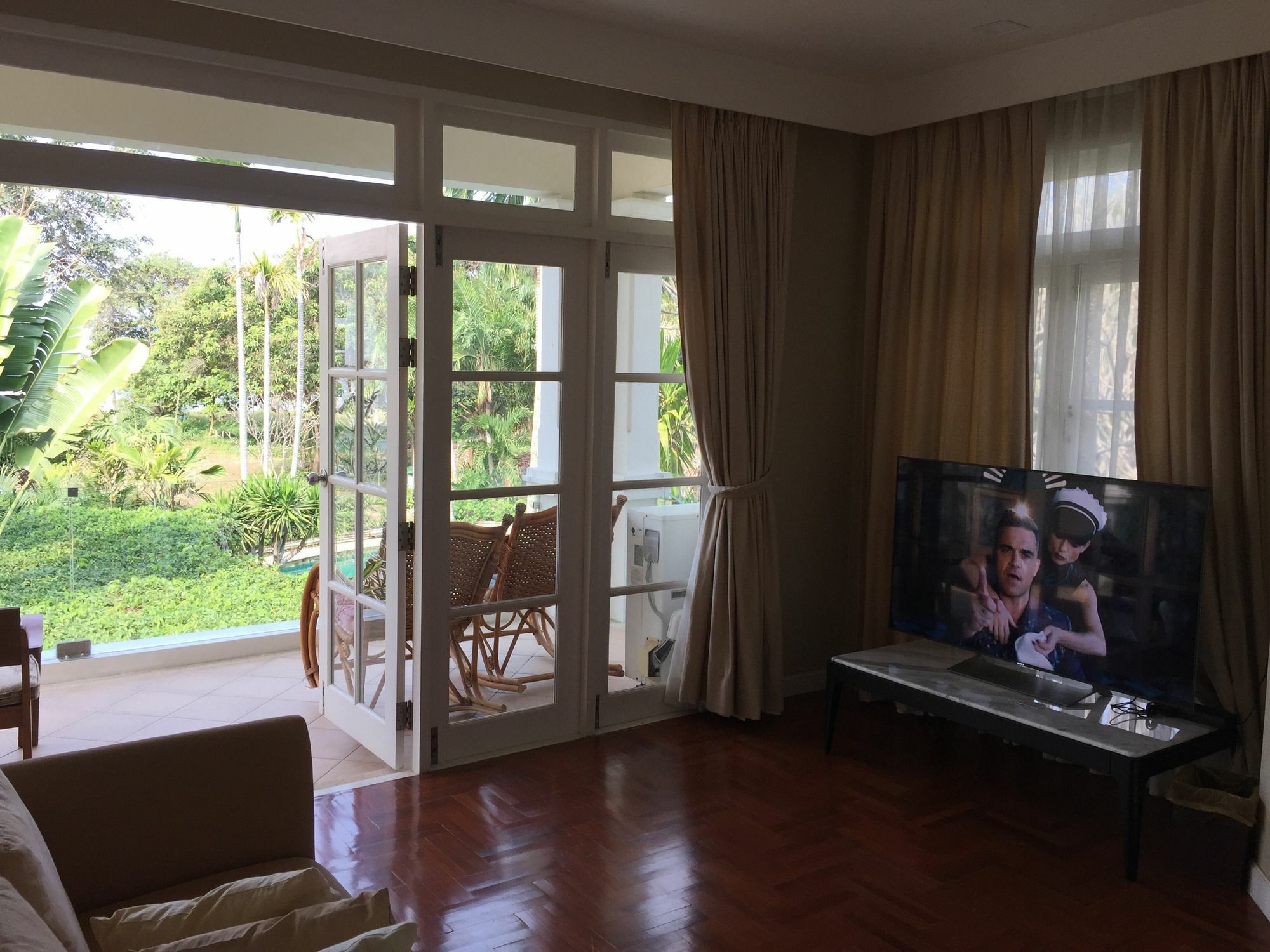 Baan Dhewaran Beachfront Villa На Джомтиен Екстериор снимка