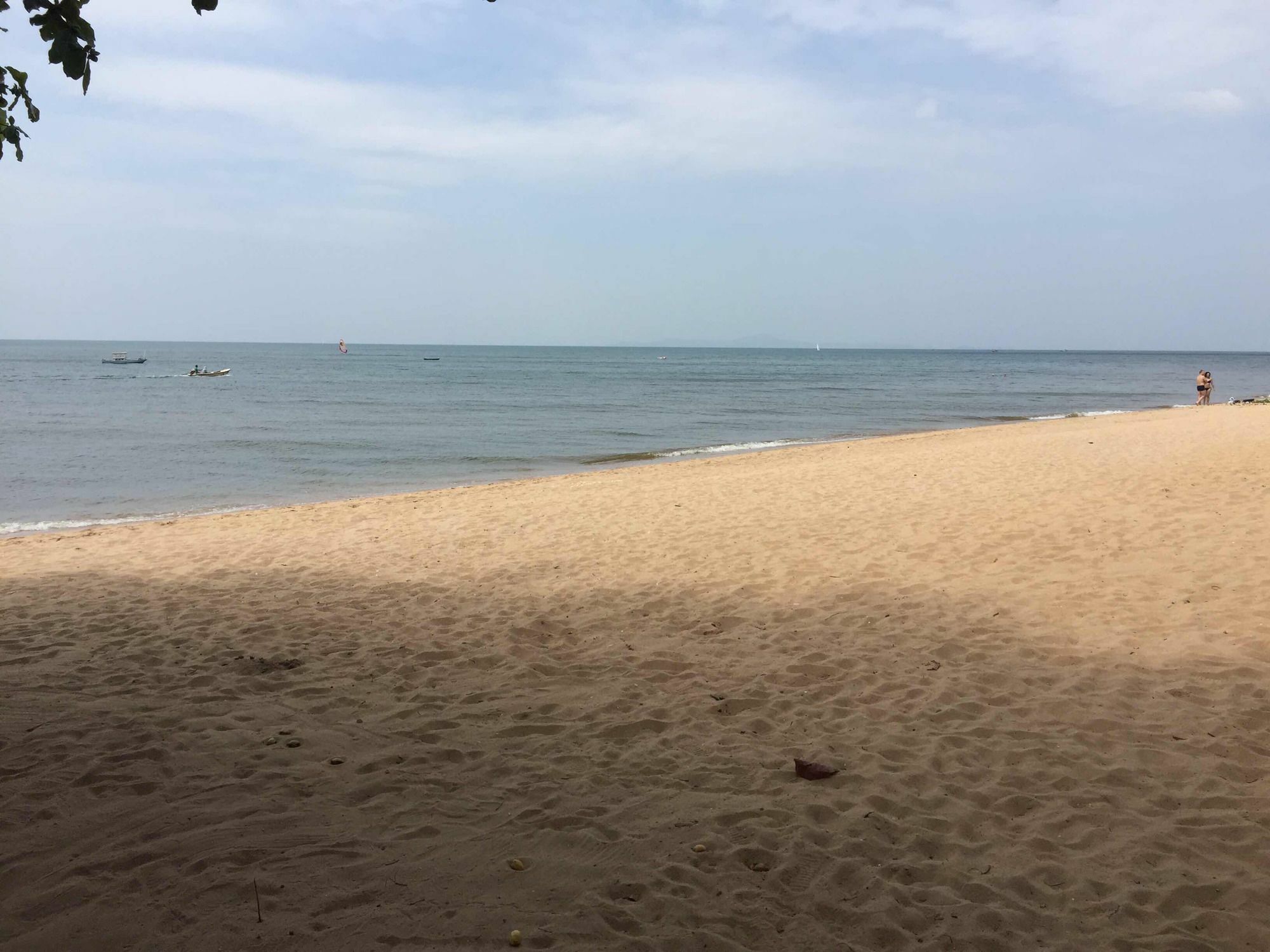 Baan Dhewaran Beachfront Villa На Джомтиен Екстериор снимка