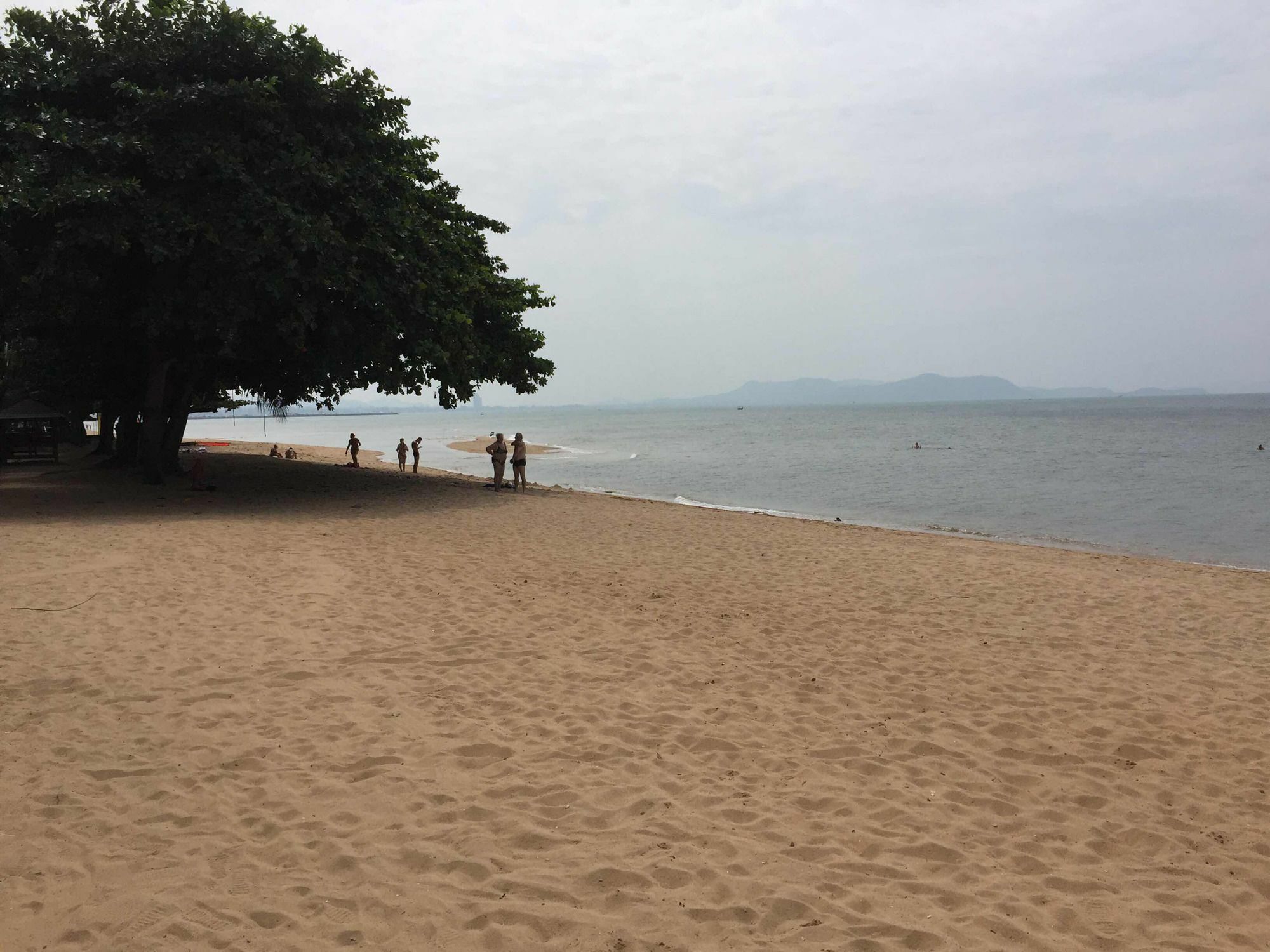 Baan Dhewaran Beachfront Villa На Джомтиен Екстериор снимка