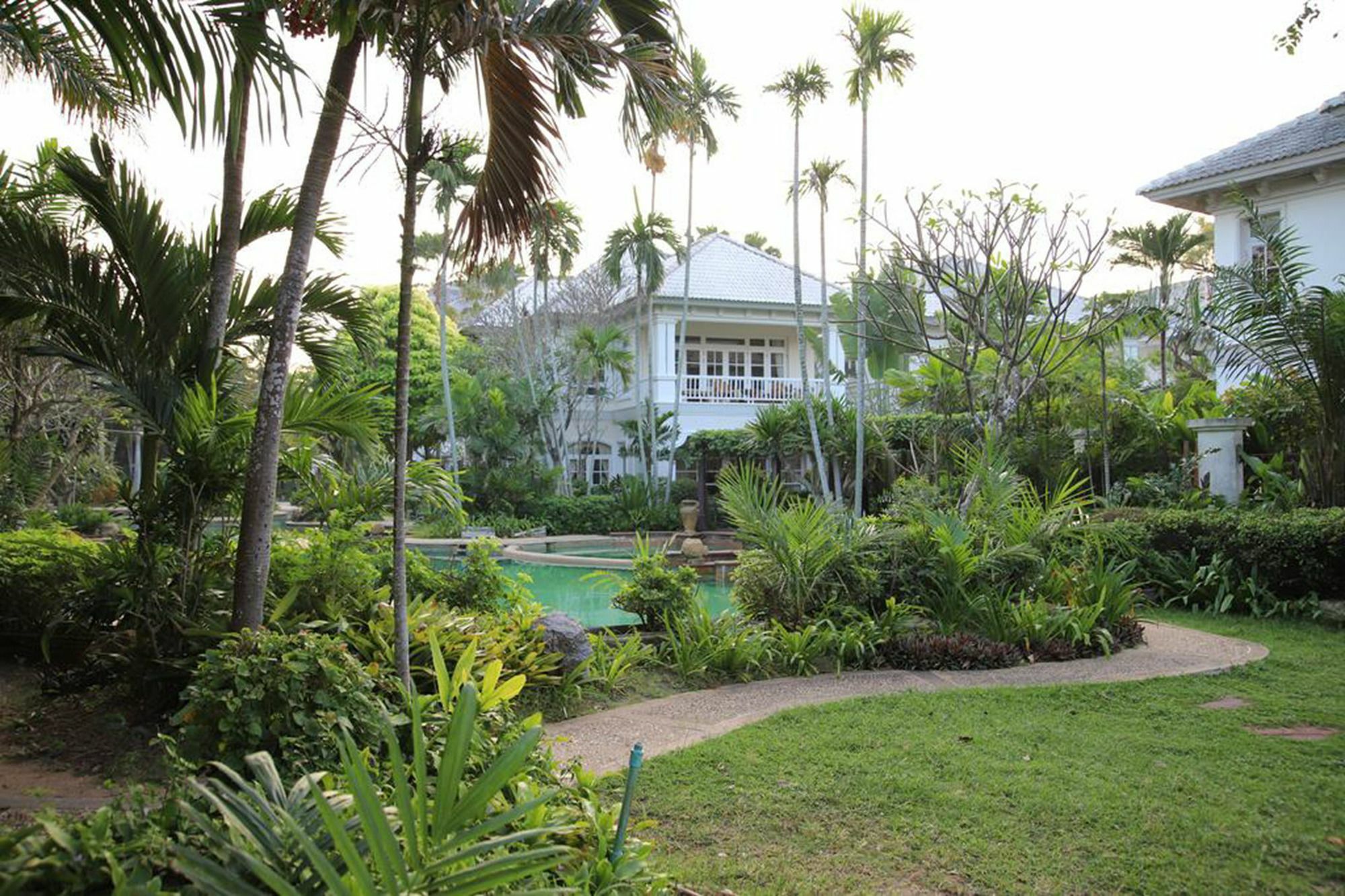 Baan Dhewaran Beachfront Villa На Джомтиен Екстериор снимка