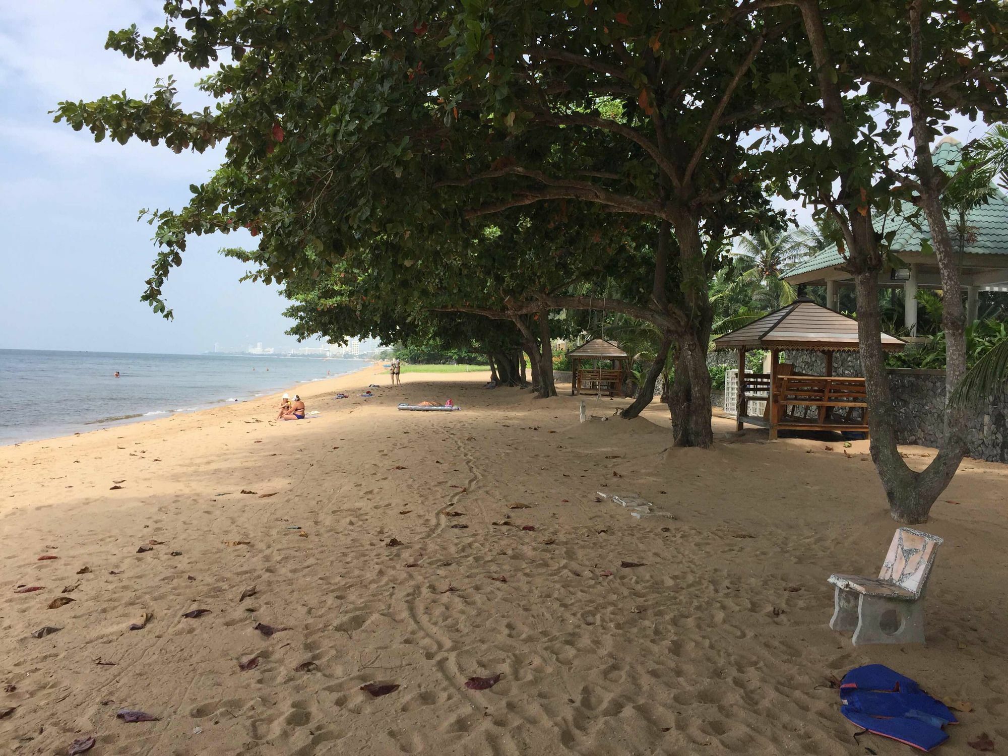 Baan Dhewaran Beachfront Villa На Джомтиен Екстериор снимка